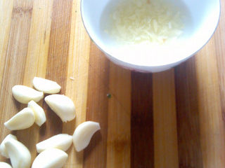 3、杂酱酸辣粉,准备大蒜多一点，捣成蒜蓉放适量开水勾兑。