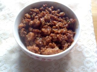 9、杂酱酸辣粉,大火收汁后起锅装碗待用。