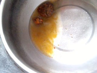 11、杂酱酸辣粉,拿一个小锅放入一小块麻辣烫佐料化开。