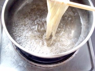 10、杂酱酸辣粉,锅里烧水，放入泡发好的粉条烫软，将烫软的粉条放入冷水过一下，然后在把粉条放入开水里煮至粉条透明时捞出放入碗里。