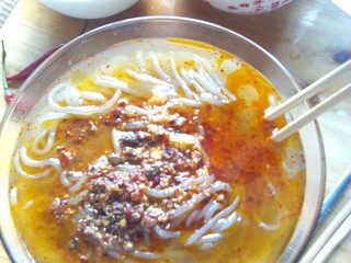 13、杂酱酸辣粉,碗里依次加入蒜水、花生米、芝麻、香醋、生抽适量，再加入辣椒油和肉酱，撒上葱花及香菜末，伴匀即可享用麻、辣、鲜、香、酸且油而不腻的正宗重庆酸辣粉了。