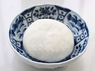 2、韭菜鸡蛋虾皮馅饼,面粉划圈倒入热水，一边倒一边用筷子拌成棉絮状，如果感觉比较烫手可以晾至片刻，然后揉成光滑的面团，表面覆盖保鲜膜饧30分钟，冬季要适当延长时间