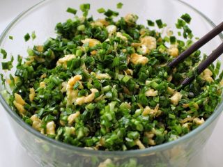 4、韭菜鸡蛋虾皮馅饼,一同拌匀，盐等一下再放