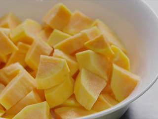 3、用最健康的红薯 做两道冬日甜羹,番薯洗净，去皮切块