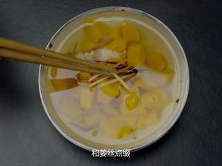 7、用最健康的红薯 做两道冬日甜羹,汤羹盛出，放一些陈皮丝、姜丝点缀