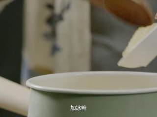 11、用最健康的红薯 做两道冬日甜羹,番薯牛奶倒入锅中，加冰糖，煮热后盛出