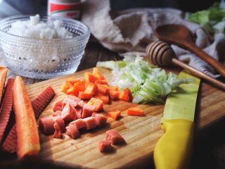 2、简单快手零失败的 番茄蛋包饭,将火腿 胡萝卜切丁