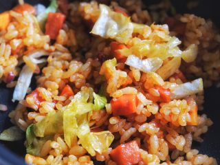 16、简单快手零失败的 番茄蛋包饭,加入生菜丝搅拌均匀