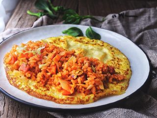 17、简单快手零失败的 番茄蛋包饭,在蛋皮的一侧放上炒饭