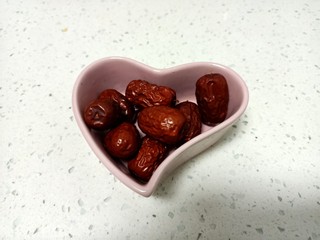 1、红枣黑米粥,红枣准备好