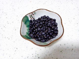 2、红枣黑米粥,黑豆准备好
