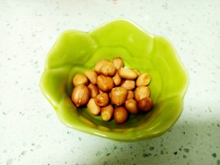 3、红枣黑米粥,花生准备好