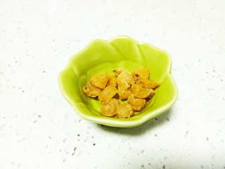 4、红枣黑米粥,桂圆干准备好