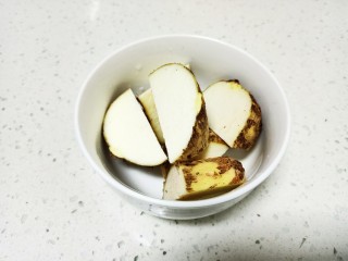 5、红枣黑米粥,芋头准备好