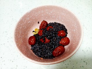 6、红枣黑米粥,将除芋头外所有食材放入碗中