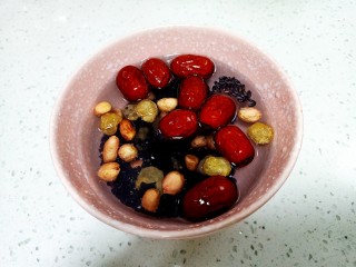 7、红枣黑米粥,加入清水洗净