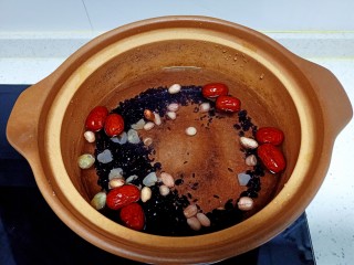 8、红枣黑米粥,放入砂锅中加入清水