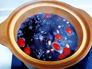 9、红枣黑米粥,大火煮开