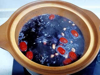 10、红枣黑米粥,加入芋头转小火