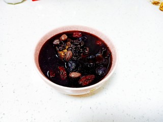 12、红枣黑米粥,盛出