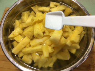 3、菠萝糖水罐头,倒入适量的盐。