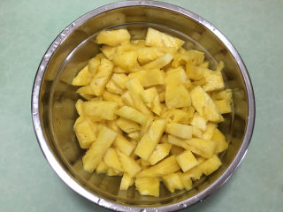 5、菠萝糖水罐头,10分钟后倒掉盐水,再用清水冲洗两次。