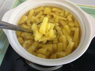 11、菠萝糖水罐头,菠萝煮熟后关火。