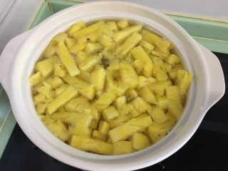 10、菠萝糖水罐头,转中水煮15-20分钟。