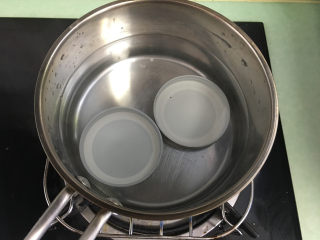 13、菠萝糖水罐头,盖子也烫一下消毒。