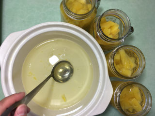 15、菠萝糖水罐头,将煮好的菠萝装入瓶中。