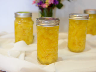 16、菠萝糖水罐头,趁热盖上盖子,菠萝糖水罐头就做好了。