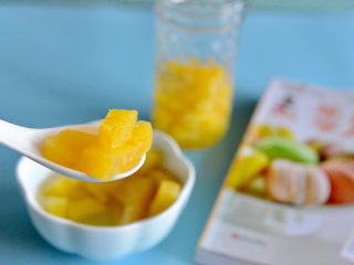 17、菠萝糖水罐头,晾凉后放冰箱冷藏,吃的时候冰凉爽品。