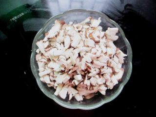 3、香菇卤肉饭,香菇洗干净去根切成小丁