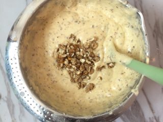 7、核桃红枣蛋糕,加入核桃碎拌均匀