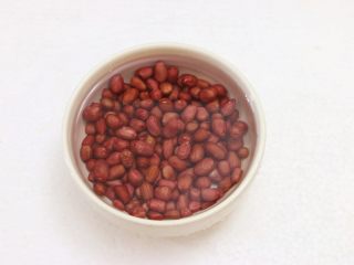 2、红枣花生凤爪汤,花生洗净,用清水浸泡半小时以上