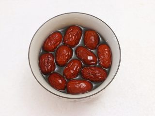3、红枣花生凤爪汤,红枣洗净,用清水浸泡片刻