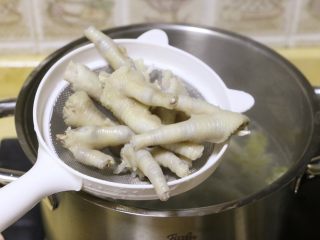 5、红枣花生凤爪汤,继续焯水两三分钟后关火,将鸡爪捞出