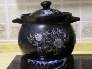 10、红枣花生凤爪汤,盖好锅盖,大火煮开后转小火慢炖45分钟