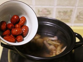 11、红枣花生凤爪汤,打开锅盖,放入红枣后,继续煲1个小时左右至花生熟软