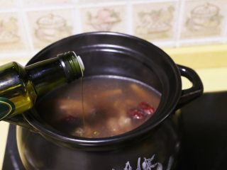 13、红枣花生凤爪汤,出锅前加1小勺有机亚麻籽油,增色又调鲜