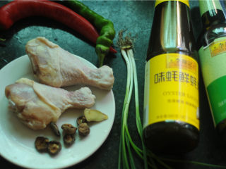 1、鸡腿饭,所有的食材准备好