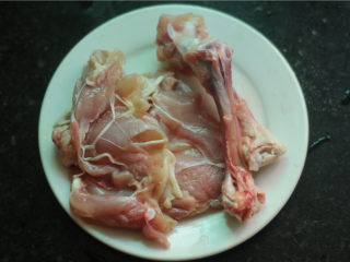 2、鸡腿饭,鸡腿洗净去骨，片成大片