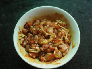 3、鸡腿饭,腿肉切成小块后放入碗中，加入生抽、老抽、盐、糖，用手抓揉均匀后腌制10分钟