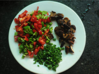 5、鸡腿饭,青红椒去籽切丁、泡好的香菇也切成大小一样的丁、葱花姜丝切好