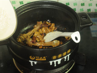 7、鸡腿饭,大米淘洗干净，放入锅中