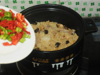 10、鸡腿饭,米饭煮好后开锅，将青红椒倒进去，翻拌均匀即可