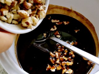 6、滋阴养血阿胶糕,核桃切丁,放入微波炉微波20秒,取出翻拌后再放入微波20秒。