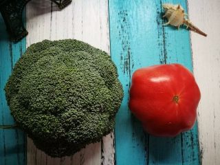 1、【Cathy边吃边营养】— 西蓝花炒番茄,准备西蓝花和番茄,洗净备用