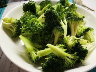 3、【Cathy边吃边营养】— 西蓝花炒番茄,用刀把小朵继续一分为二,这样容易入味