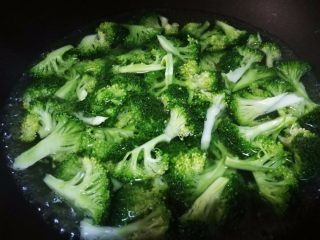 4、【Cathy边吃边营养】— 西蓝花炒番茄,锅中添水烧开,放入西蓝花焯水2分钟,捞出沥干备用